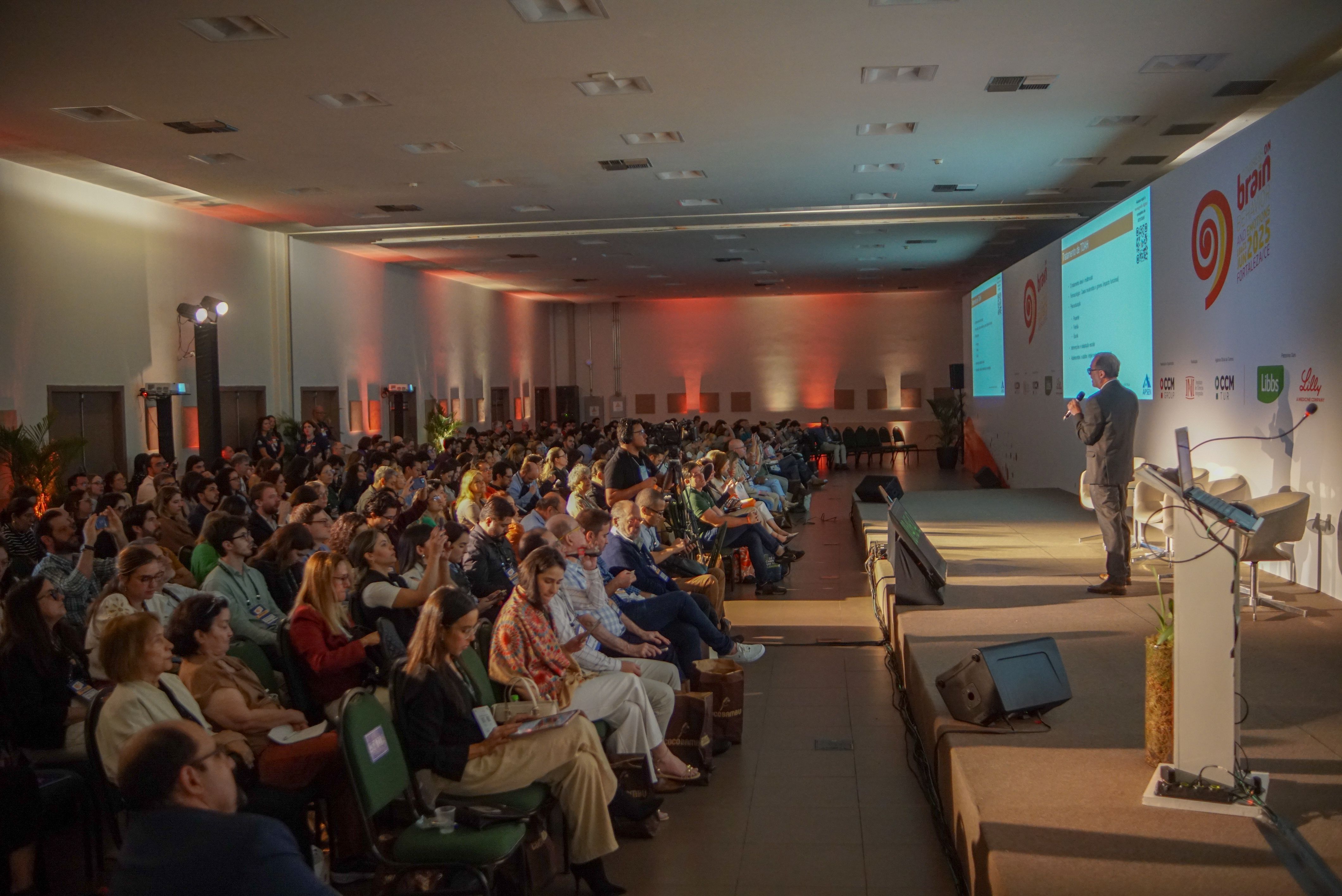 Dr. Luis Méndez durante simpósio sobre TDAH no Brain 2025, congresso de saúde mental com presença da Apsen