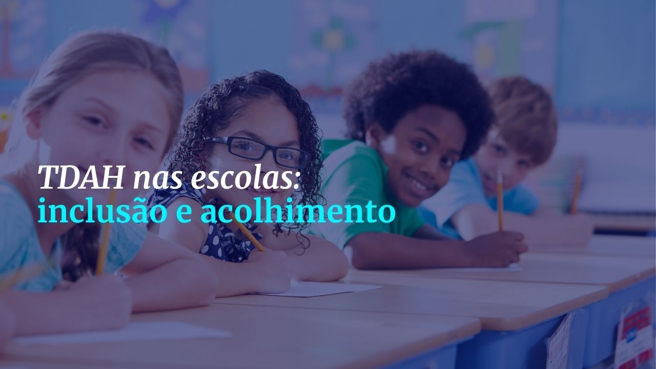 Professora interage com criança com TDAH em sala de aula, promovendo inclusão e suporte educacional